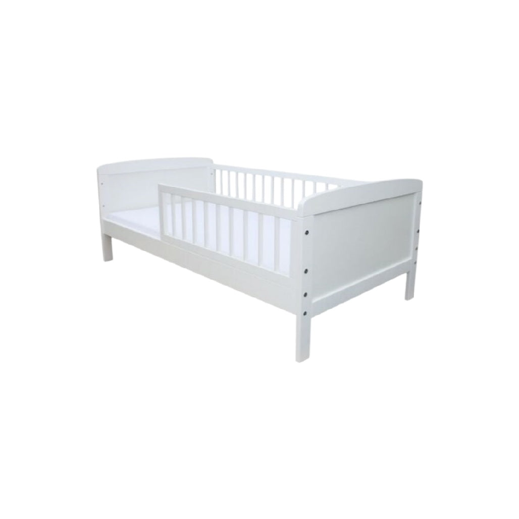 Lit enfant en bois blanc avec barrières de sécurité